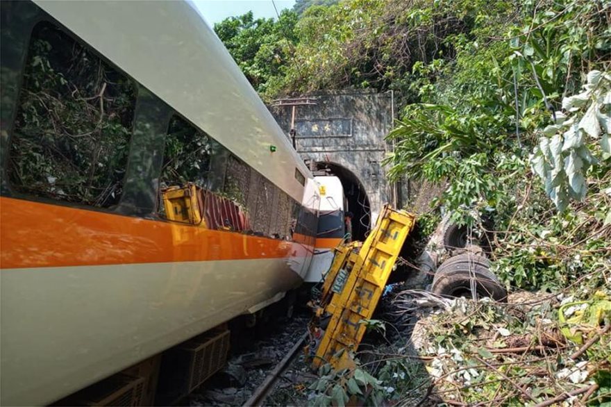 Ταϊβάν: Τρένο συγκρούστηκε με ΙΧ που δεν είχε σταθμεύσει σωστά -  Τουλάχιστον 36 νεκροί
