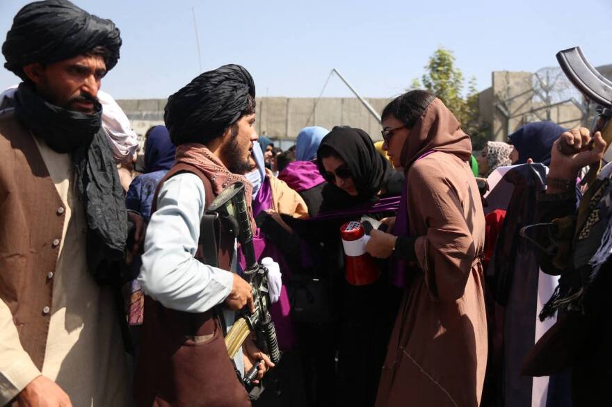 Αφγανιστάν: Οι γυναίκες στην Καμπούλ υψώνουν τη φωνή τους - Εικόνες και  βίντεο
