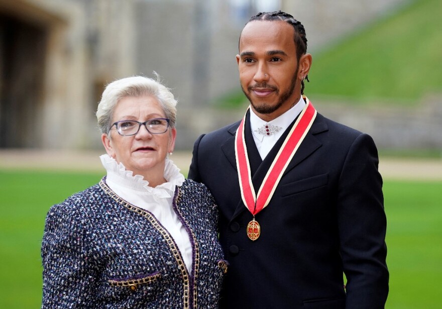 hamilton_with_his_mother