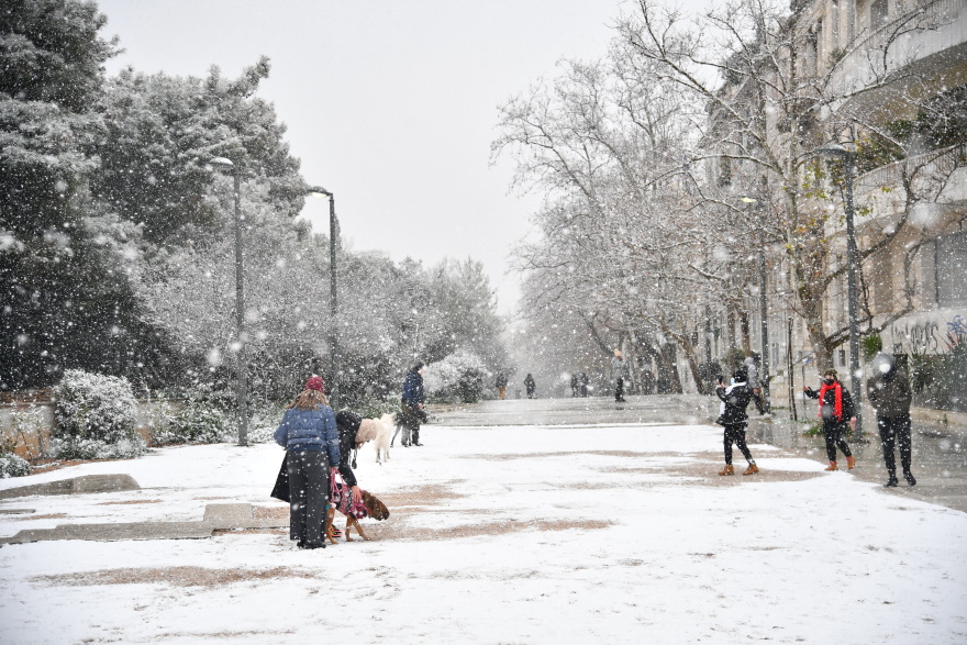 Κακοκαιρία «Ελπίς» - Χιονοθύελλα στην Αττική: Το &#39;στρωσε στο κέντρο της Αθήνας, τα χιόνια έφτασαν μέχρι την παραλία
