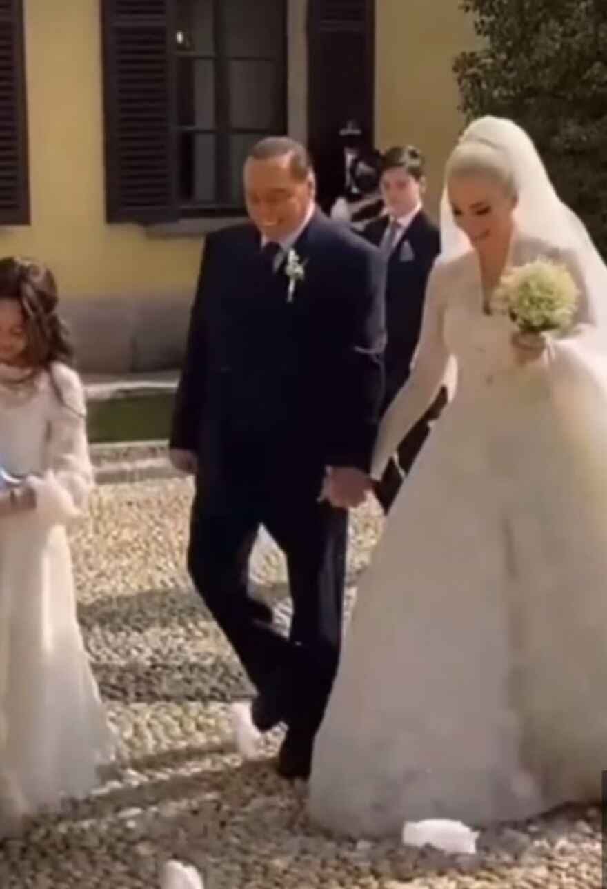 Μπερλουσκόνι: Ένας συμβολικός γάμος 400 χιλιάδων ευρώ.
