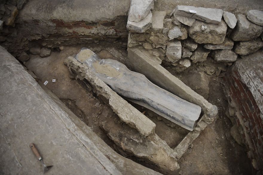 Μυστήριο με... σαρκοφάγο που βρέθηκε θαμμένη 19 μέτρα κάτω από την Παναγία των Παρισίων  