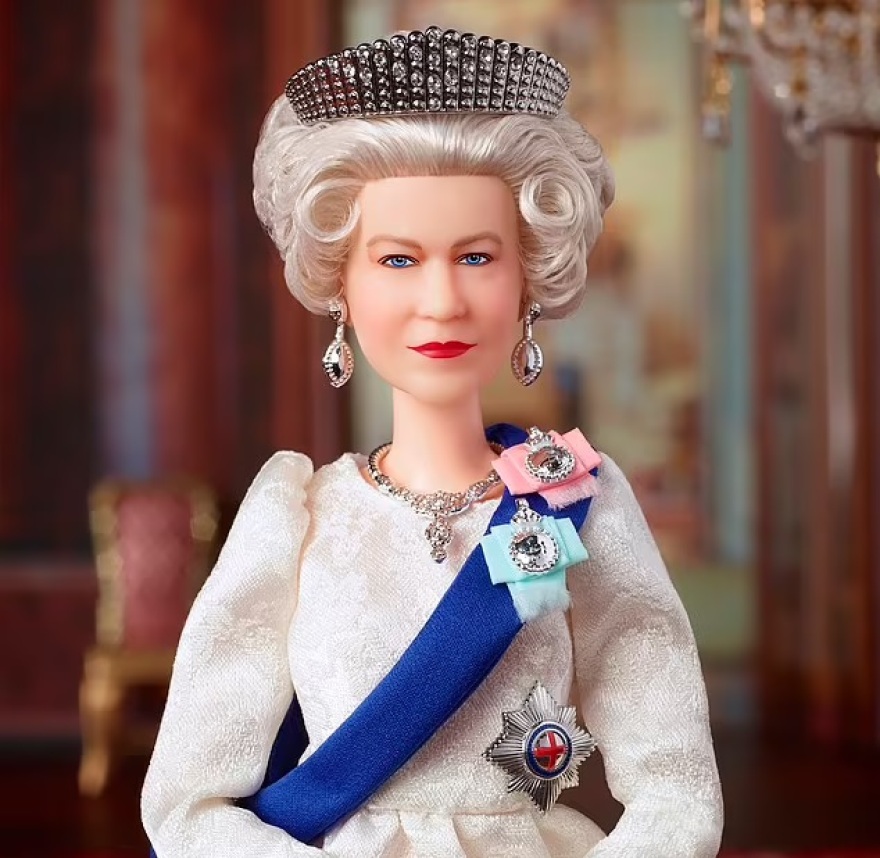 Βασίλισσα Ελισαβετ, Βασίλισσα Ελισάβετ: Τώρα και σε κούκλα Barbie για το πλατινένιο ιωβηλαίο της (Φωτό)