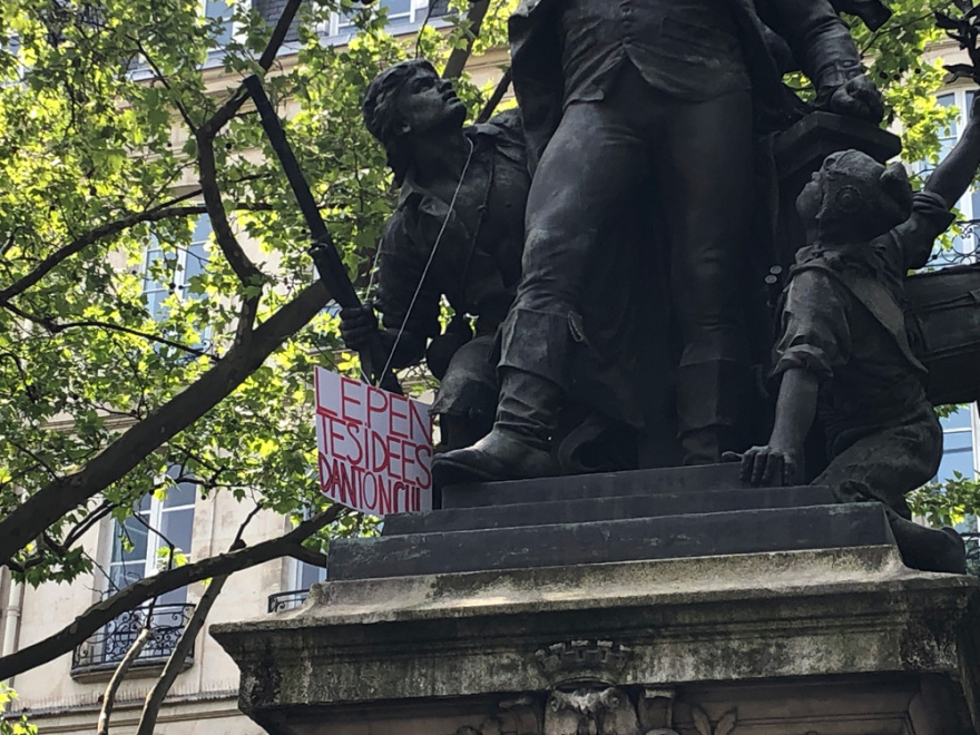 Λογοπαίγνιο στο άγαλμα του Danton κατά της Λεπέν «Λε Πεν οι ιδέες σου είναι απαίσιες» σε ελεύθερη μετάφραση