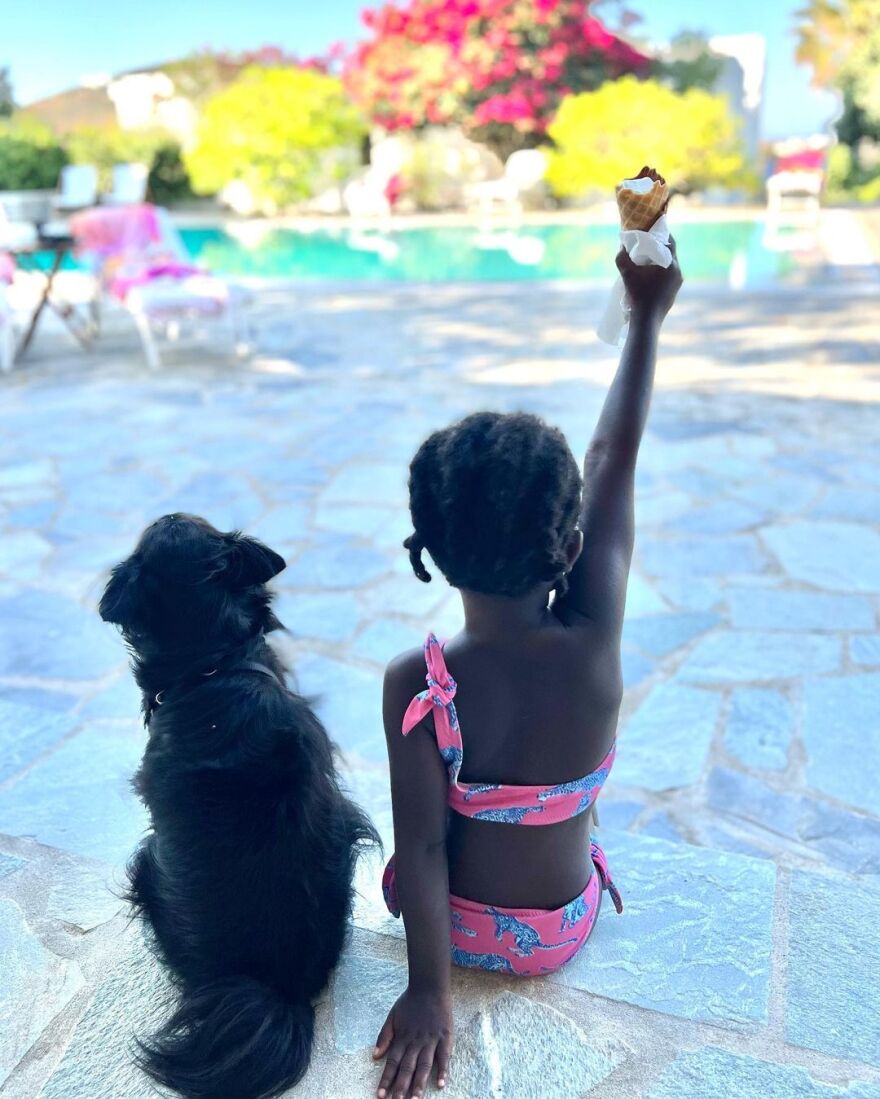 κοντοβα, Χριστίνα Κοντοβά: Απαθανατίζει την Έιντα με το σκυλάκι της, Πόπι μπροστά στην πισίνα