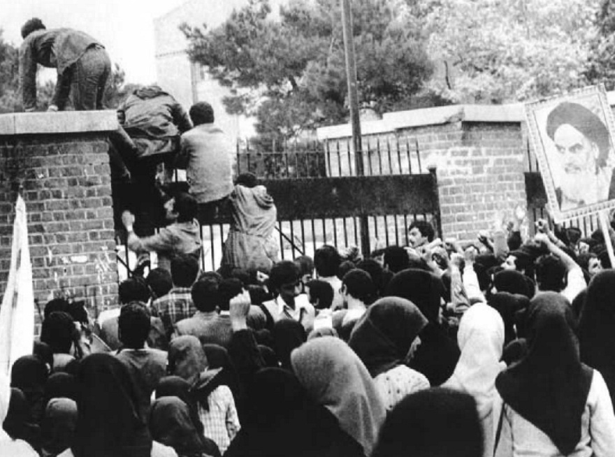Iran_hostage_crisis_-_Iraninan_students_comes_up_U_S__embassy_in_Tehran