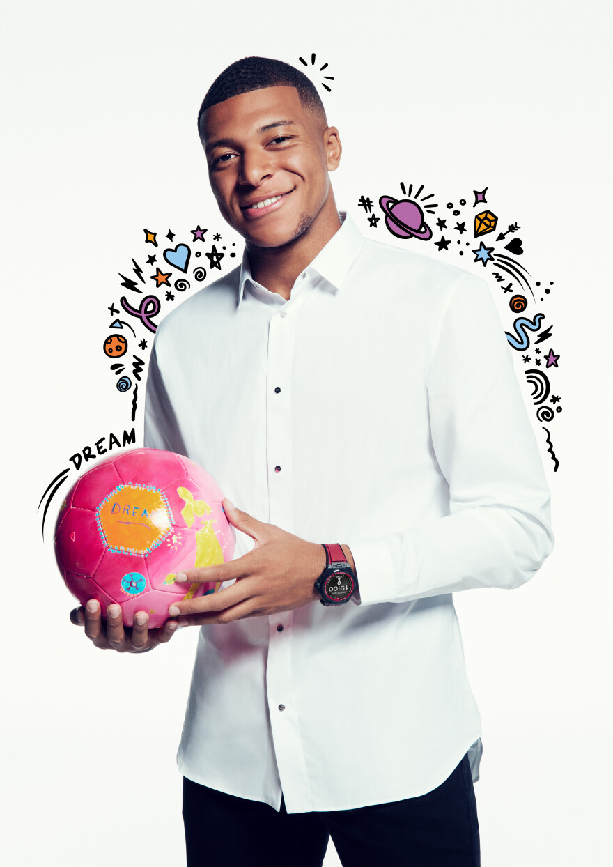 Kylian_Mbappe_wearing_the_Big_Bang_e_FIFA_World_Cup_Qatar_2022__with_his_dream_football