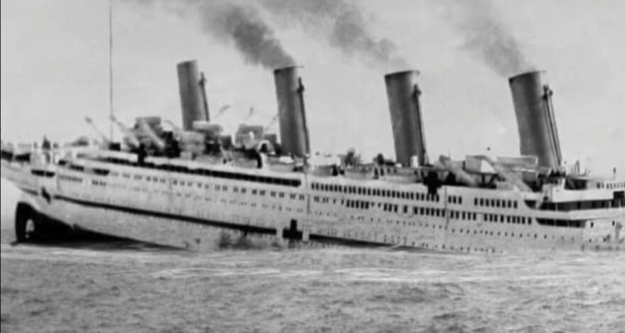 Sinking_Britannic_1916