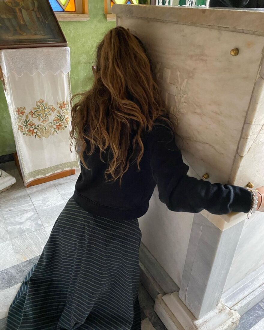 , Μαρία Μενούνος: Γονάτισε μπροστά στον τάφο του Αγίου Νεκταρίου στην Αίγινα &#8211; «Τον άκουσα» περιγράφει