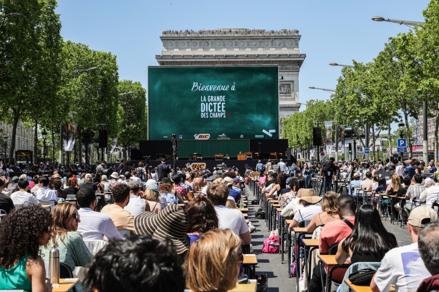 , Παρίσι: Η λεωφόρος Ηλυσίων Πεδίων έγινε μια απέραντη τάξη για τον μαζικότερο διαγωνισμό ορθογραφίας