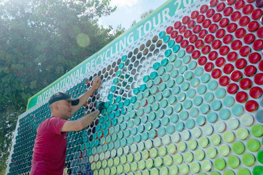 Κηφισιά: Εντυπωσιακό έργο από 2.000 κουτάκια αλουμινίου στο International Recycling Tour 2023