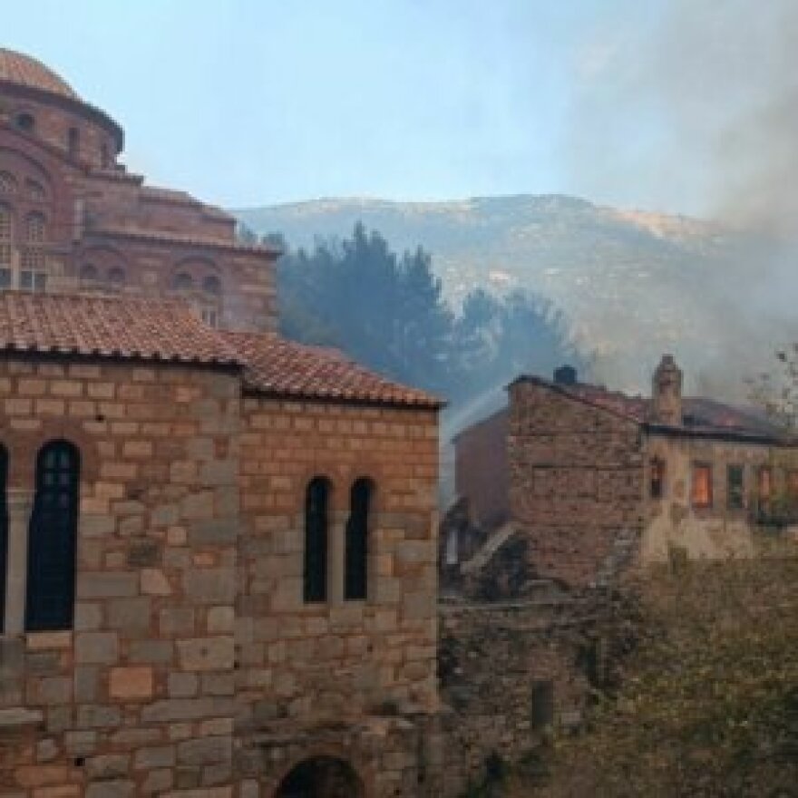 , Φωτιά στη Βοιωτία: Καίγεται η ιστορική μονή του Οσίου Λουκά &#8211; Δείτε  φωτογραφίες