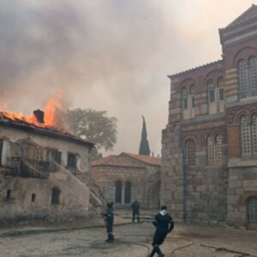, Φωτιά στη Βοιωτία: Καίγεται η ιστορική μονή του Οσίου Λουκά &#8211; Δείτε  φωτογραφίες