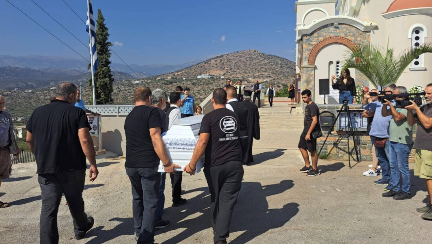Κρήτη: Το τελευταίο αντίο στον αδικοχαμένο Αντώνη - Εικόνες συντριβής στην κηδεία του