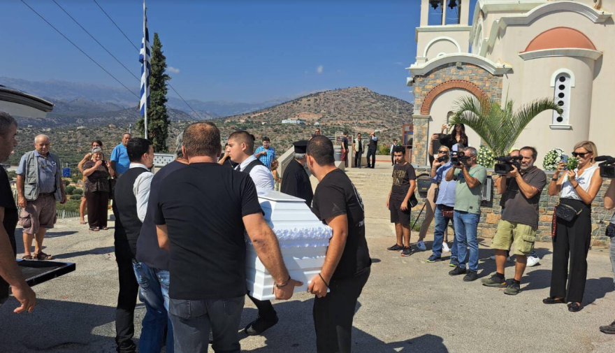 Κρήτη: Το τελευταίο αντίο στον αδικοχαμένο Αντώνη - Εικόνες συντριβής στην κηδεία του