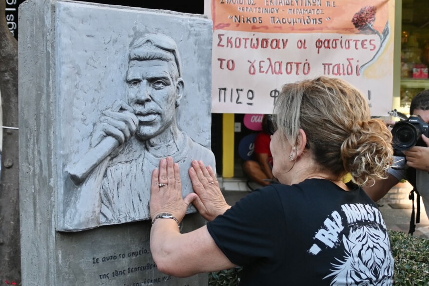 , Δέκα χρόνια από τη δολοφονία του Παύλου &#8211; Η Μάγδα Φύσσα φιλά το μνημείο του στο Κερατσίνι