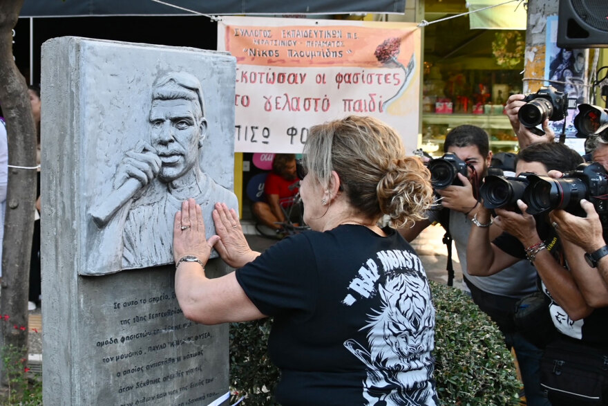 , Δέκα χρόνια από τη δολοφονία του Παύλου &#8211; Η Μάγδα Φύσσα φιλά το μνημείο του στο Κερατσίνι