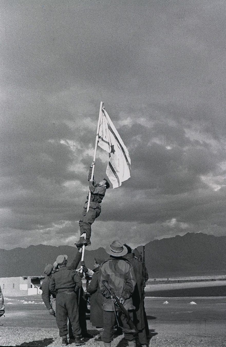 Στρατιωτες-υψωνουν-την-ισραηλινη-σημαια-στο-Ειλατ