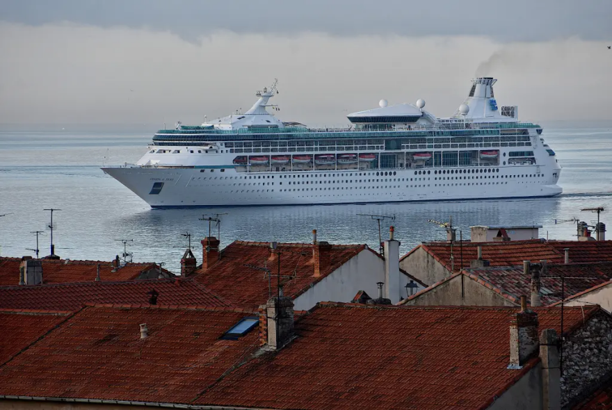 cruise-liner-vision-seas-cruise