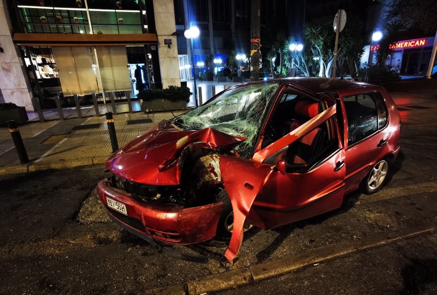 Σφοδρή σύγκρουση δύο οχημάτων στη Βασιλίσσης Σοφίας τα ξημερώματα