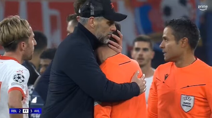 Champions League: Ο λόγος που ο βοηθός διαιτητής στο Λειψία - Άστον Βίλα ξέσπασε σε κλάματα μετά τη λήξη του παιχνιδιού