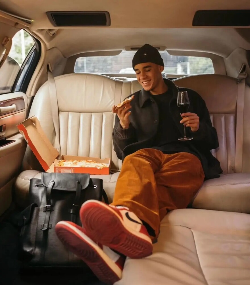 «Μουσιάλα στο Σπίτι!» – Ο σταρ της Μπάγερν ξαναζεί τη μαγεία της αγαπημένης χριστουγεννιάτικης ταινίας