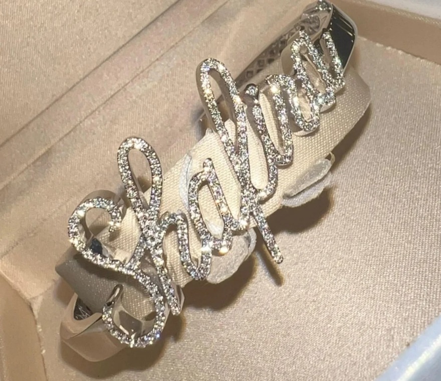 Βρετανία: Influencer προσφέρει αποζημίωση για τα κοσμήματα αξίας 12 εκατ. ευρώ που της έκλεψαν