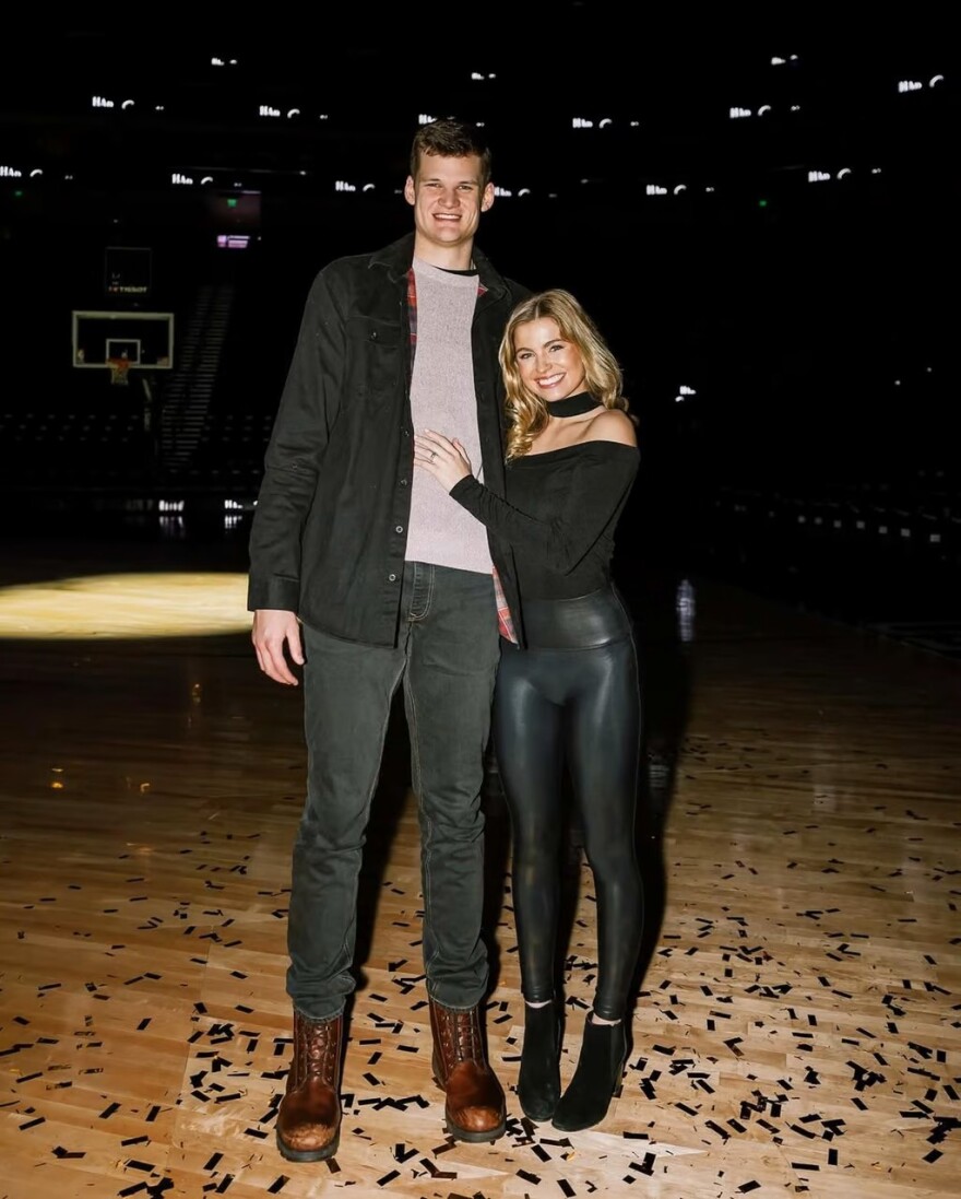 Σε σχέση με τον «γίγαντα» του NBA Γουόκερ Κέσλερ η νέα Μις Αμερική - Τους χωρίζει μισό μέτρο ύψος