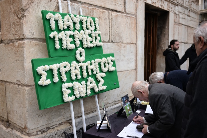 Μίμης Δομάζος - κηδεία: Ραγίζουν καρδιές στο λαϊκό προσκύνημα - Αλαφούζος, Φώτης Ιωαννίδης και η κόρη του στους επικήδειους