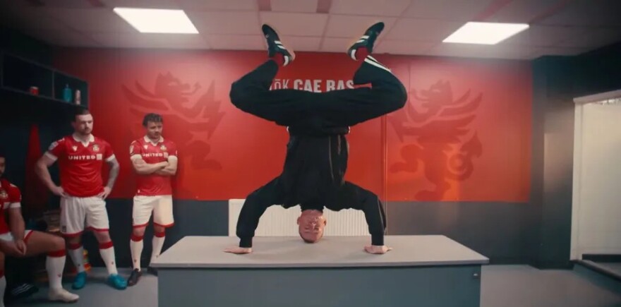 Χορευτικό… σόου! Οι παίκτες της Ρέξαμ παίρνουν μαθήματα από τον Τσάνινγκ Τέιτουμ σε ξεκαρδιστική διαφήμιση για το Super Bowl