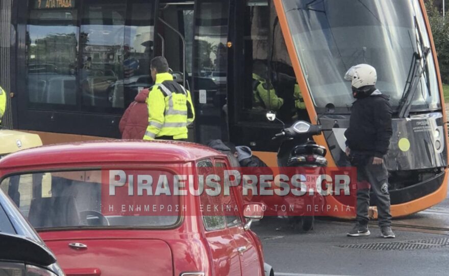 Μηχανάκι συγκρούστηκε με Τραμ στο Νέο Φάληρο, τραυματίστηκε οδηγός