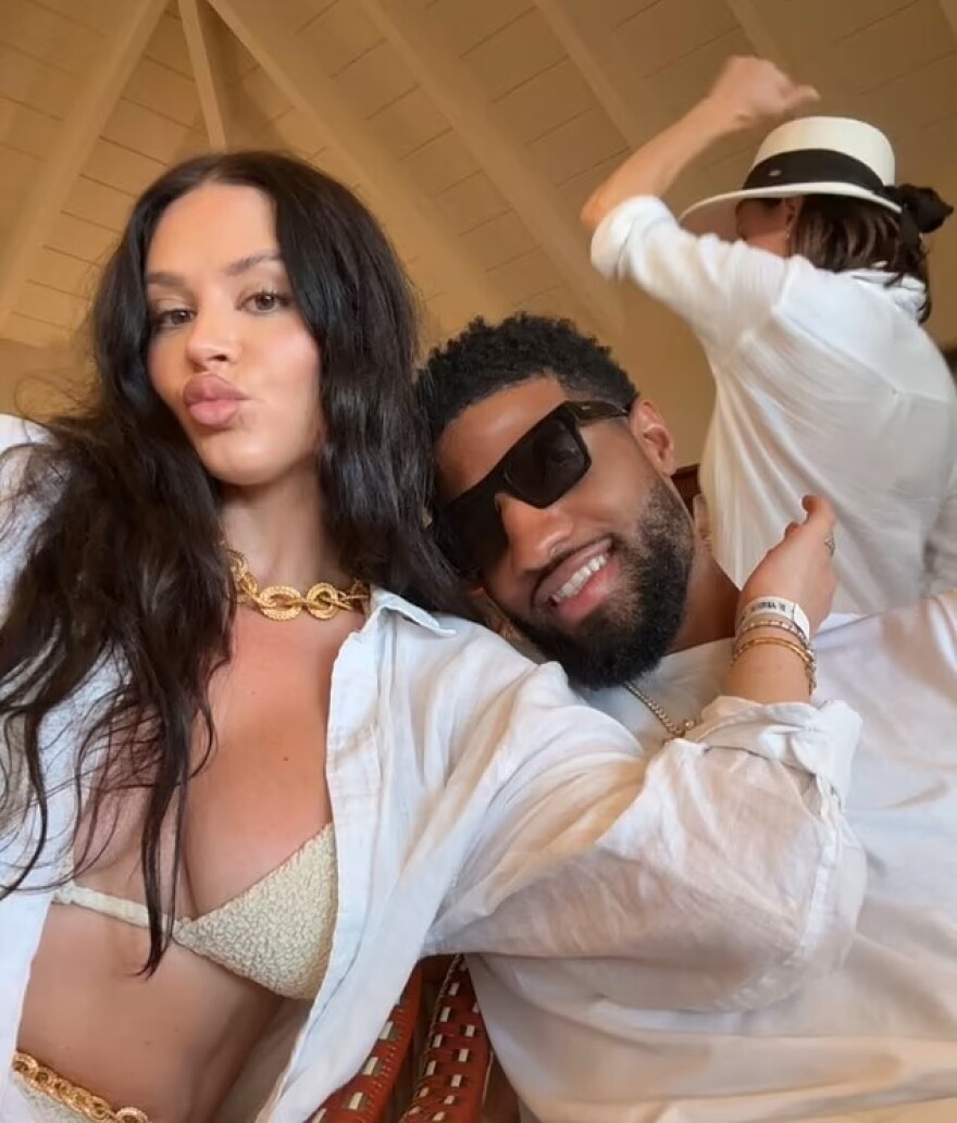 Ο Πολ Τζορτζ αψηφά την κριτική και συνεχίζει να μοιράζεται καυτές στιγμές από τις διακοπές του