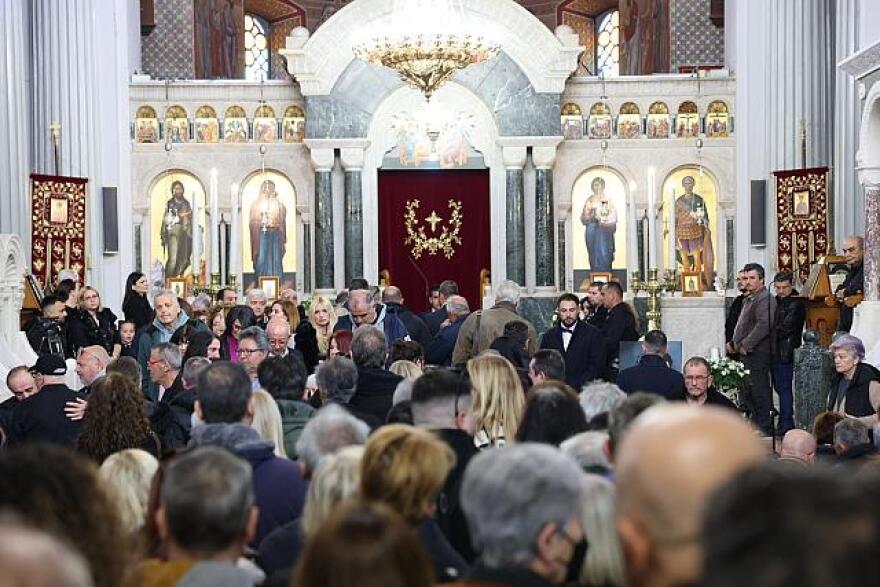 Μανώλης Λιδάκης: Συντετριμμένα τα αδέρφια του στο τελευταίο «αντίο» στον τραγουδιστή - 