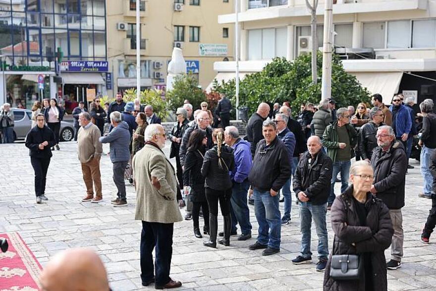 Μανώλης Λιδάκης: Συντετριμμένα τα αδέρφια του στο τελευταίο «αντίο» στον τραγουδιστή - 