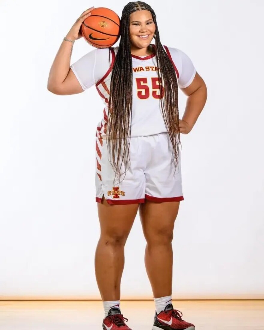 «Lady Shaq», η δύναμη της φύσης που σαρώνει στο NCAA - Από τον χλευασμό και τα προσβλητικά σχόλια, στην κορυφή του κολεγιακού πρωταθλήματος