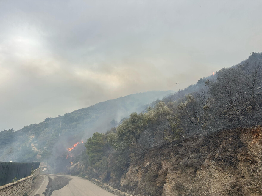 Φωτιά στη Λευκάδα - Μήνυμα του 112, εκκενώνουν τον Άγιο Νικήτα