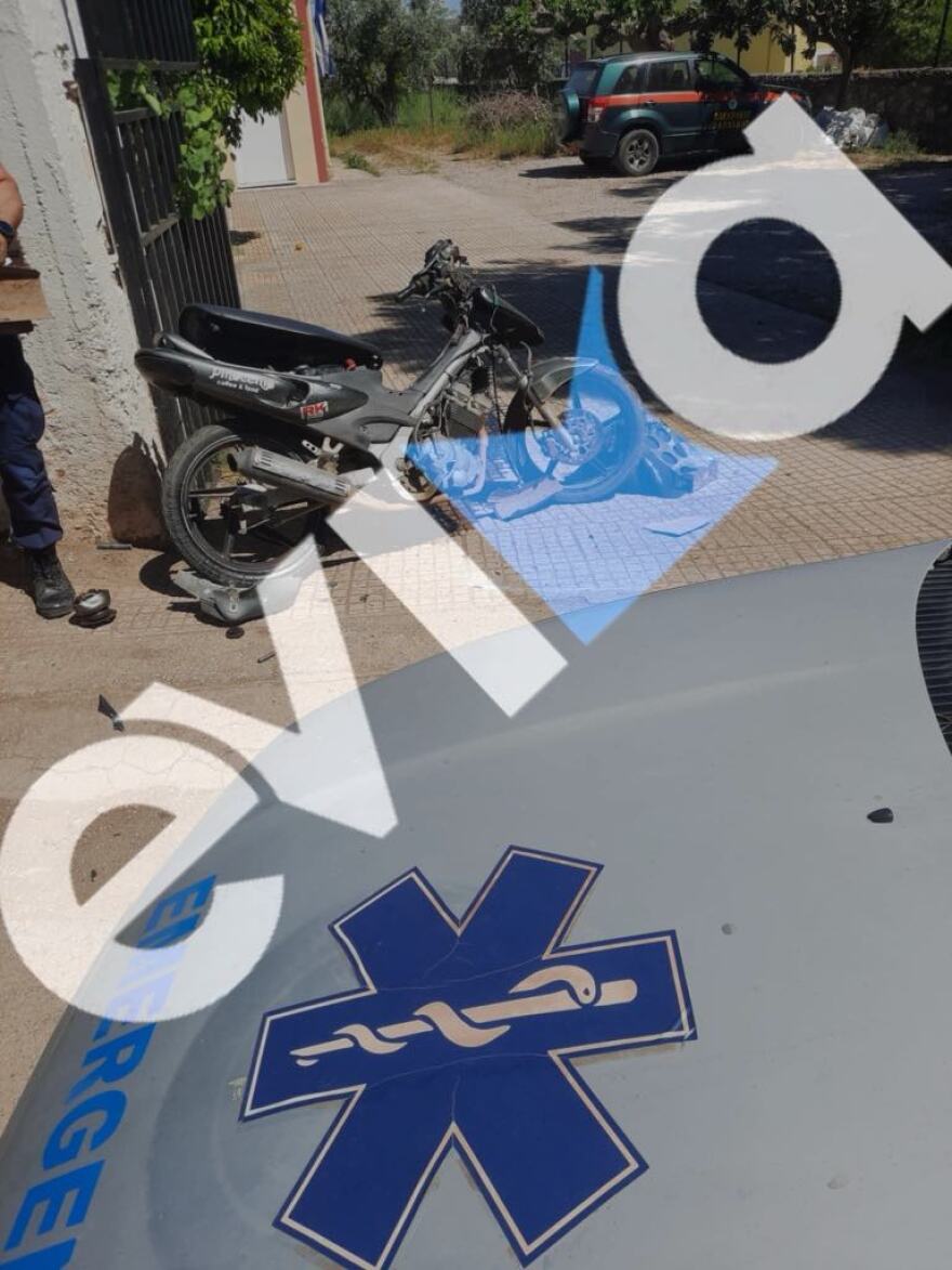 Σύγκρουση αυτοκινήτου με μηχανάκι στην Εύβοια, τραυματίας διανομέας - Δείτε φωτογραφίες