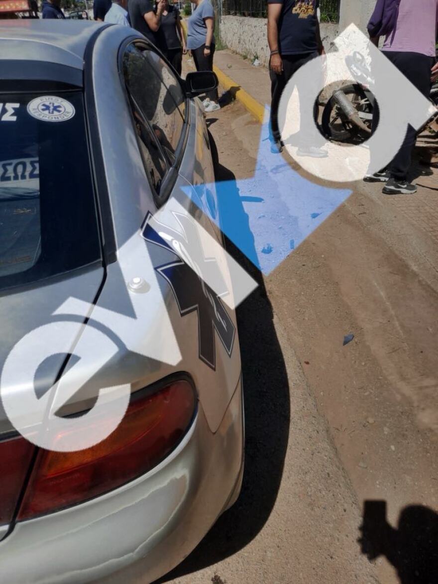 Σύγκρουση αυτοκινήτου με μηχανάκι στην Εύβοια, τραυματίας διανομέας - Δείτε φωτογραφίες