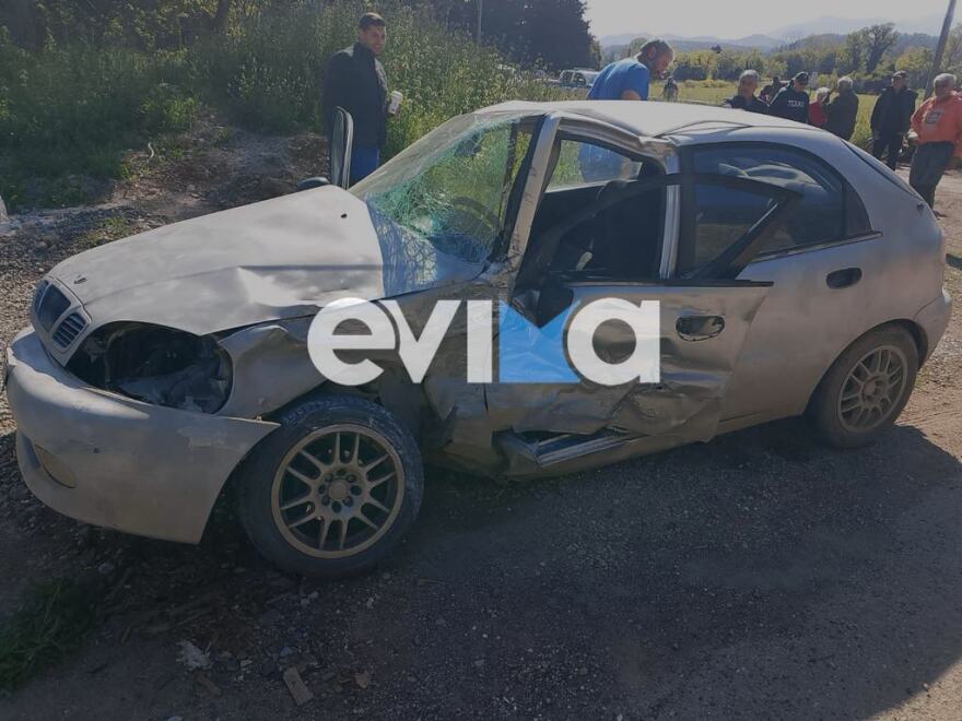 Σύγκρουση αυτοκινήτου με μηχανάκι στην Εύβοια, τραυματίας διανομέας - Δείτε φωτογραφίες
