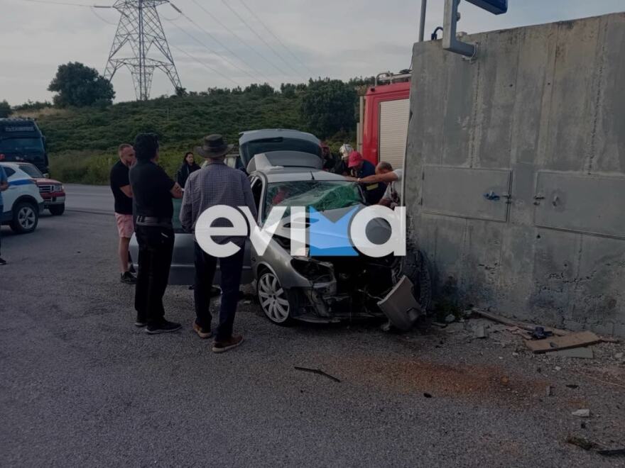 Αυτοκίνητο καρφώθηκε σε κολώνα στην Εύβοια - Σοβαρά τραυματίας ο οδηγός 