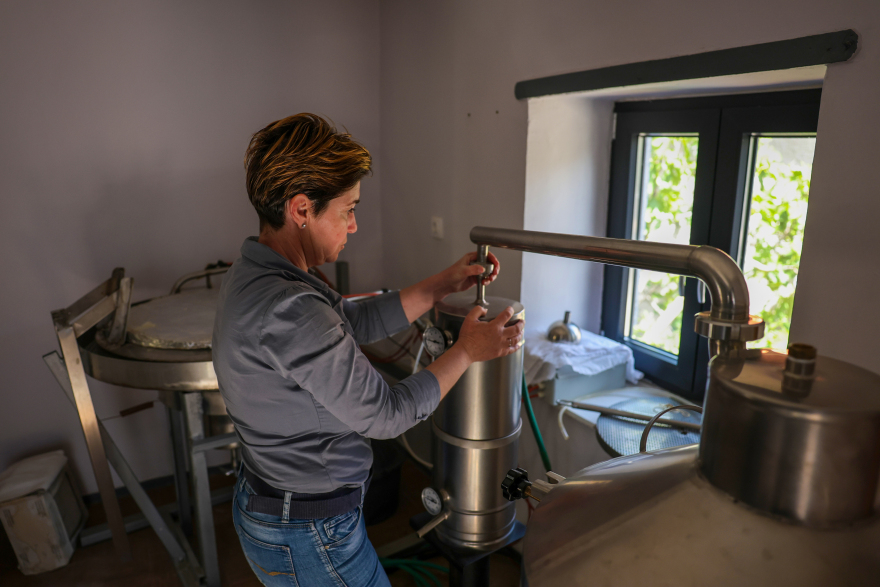 Λέσβος: Ζευγάρι έφυγε από την Αθήνα και παράγει βραβευμένο ροδόσταγμα σε ορεινό χωριό