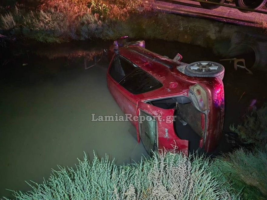 Αταλάντη: Νεαρός οδηγός βγήκε εκτός δρόμου και έπεσε σε κανάλι - Δείτε φωτογραφίες