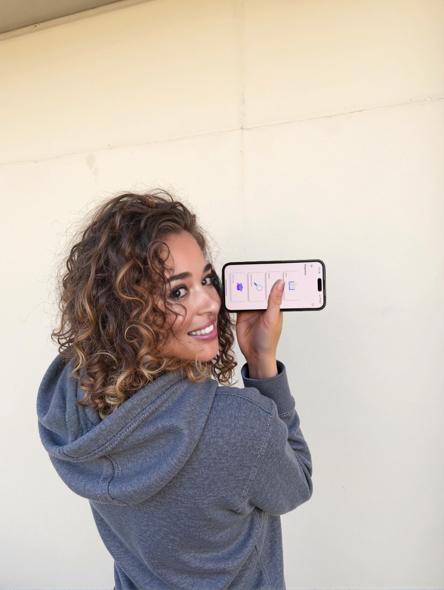 Η Penelope βλέπει αλλιώς: ΑΙ influencer «σπάει» τα στερεότυπα για την αναπηρία στα social