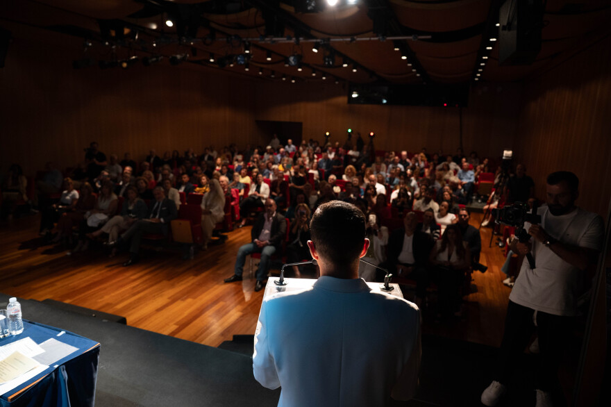 
Φώτης Καρύδας:  Παρουσιάστηκε η νέα ποιητική συλλογή του «Συναισθηματική Νοημοσύνη» 