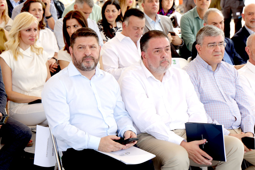 Ηλεκτρικά απορριμματοφόρα σε δήμους της Αττικής από την Περιφέρεια