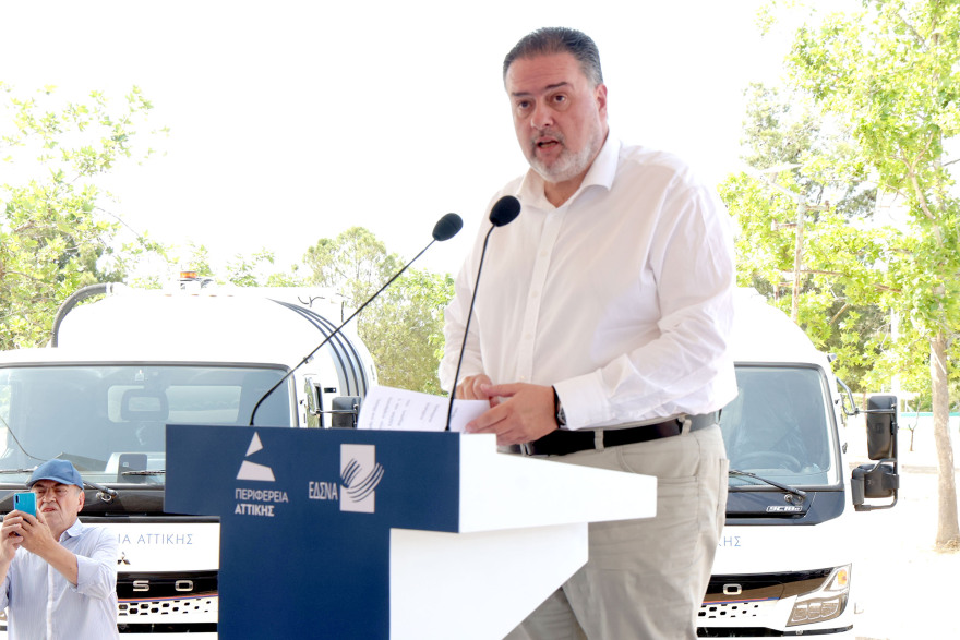 Ηλεκτρικά απορριμματοφόρα σε δήμους της Αττικής από την Περιφέρεια