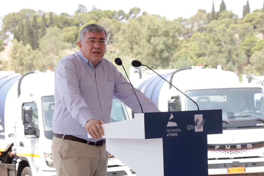 Ηλεκτρικά απορριμματοφόρα σε δήμους της Αττικής από την Περιφέρεια