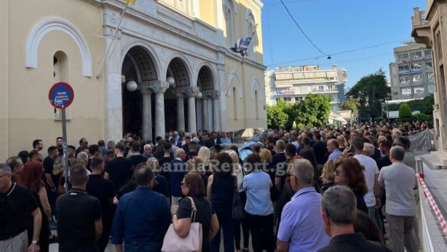Πλήθος κόσμου στην κηδεία του αντιδημάρχου Λαμίας που σκοτώθηκε σε τροχαίο