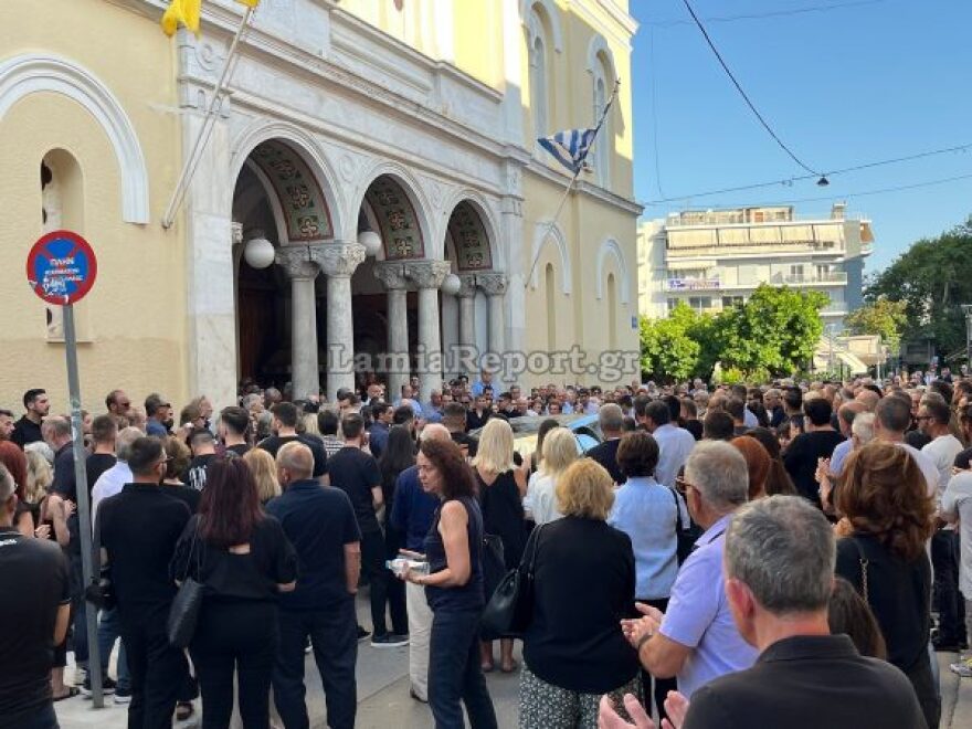 Πλήθος κόσμου στην κηδεία του αντιδημάρχου Λαμίας που σκοτώθηκε σε τροχαίο