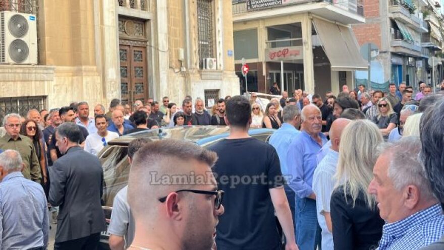 Πλήθος κόσμου στην κηδεία του αντιδημάρχου Λαμίας που σκοτώθηκε σε τροχαίο